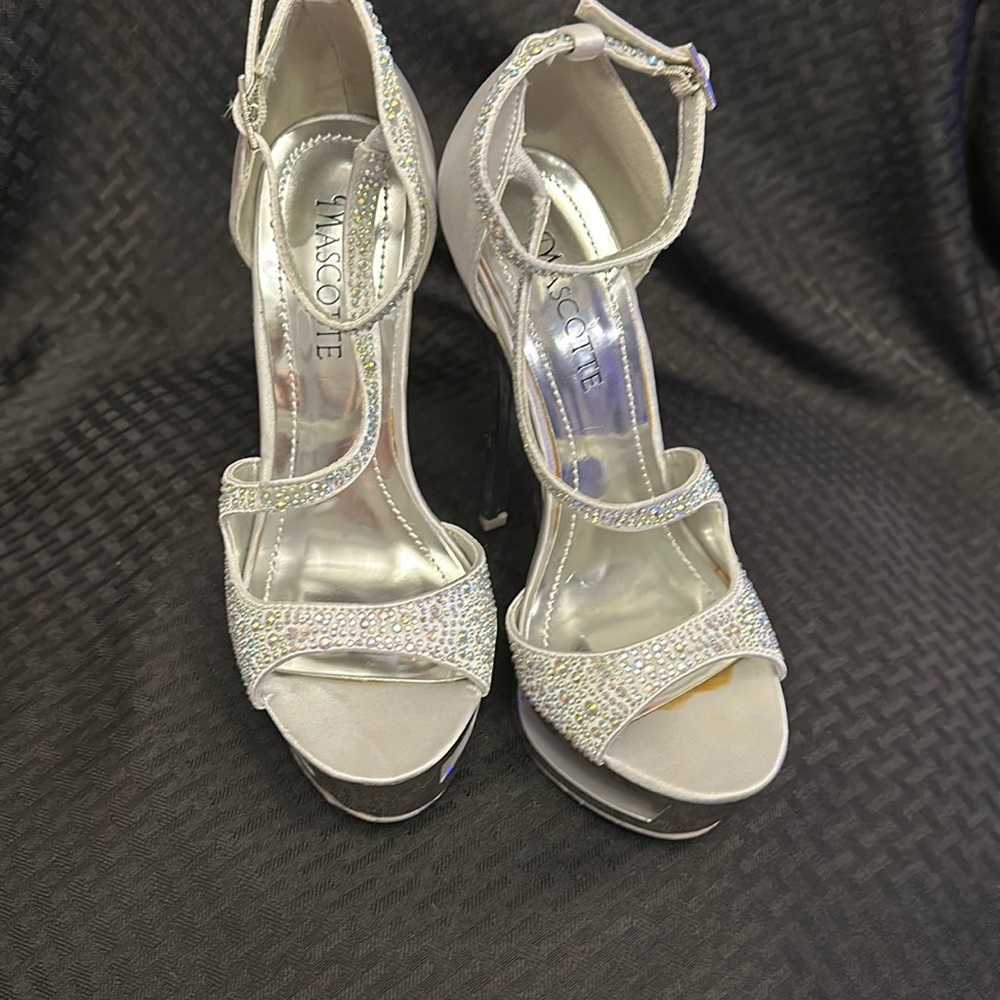 Mascotte Silver 5.5” Platform Heels. Size 10